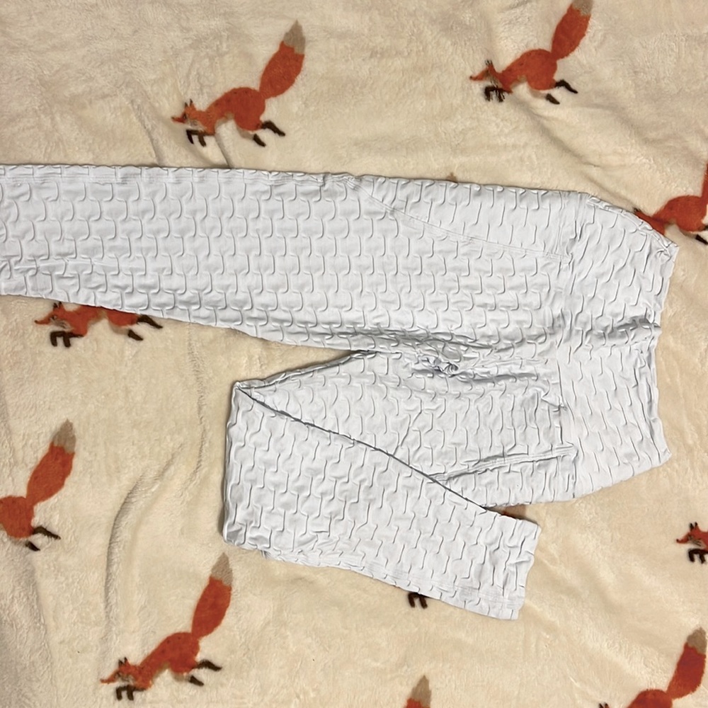 Selling a pair of white leggings size large, and they also have a scrunch butt.